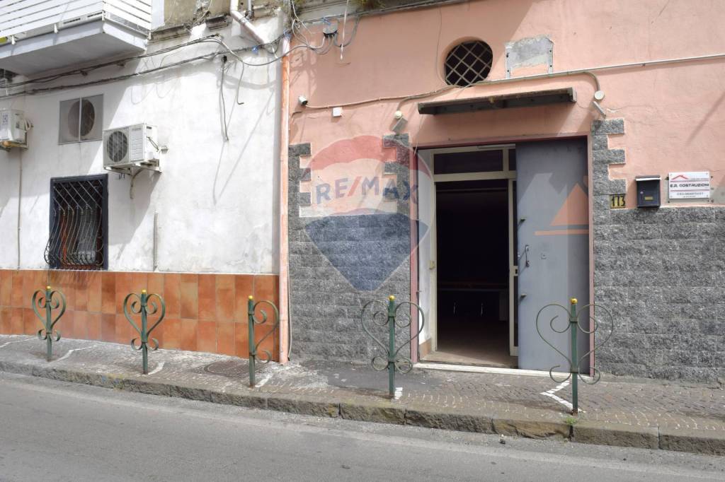 negozio in affitto a Napoli in zona Barra