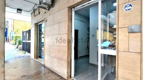 locale commerciale in affitto a Napoli in zona Vomero