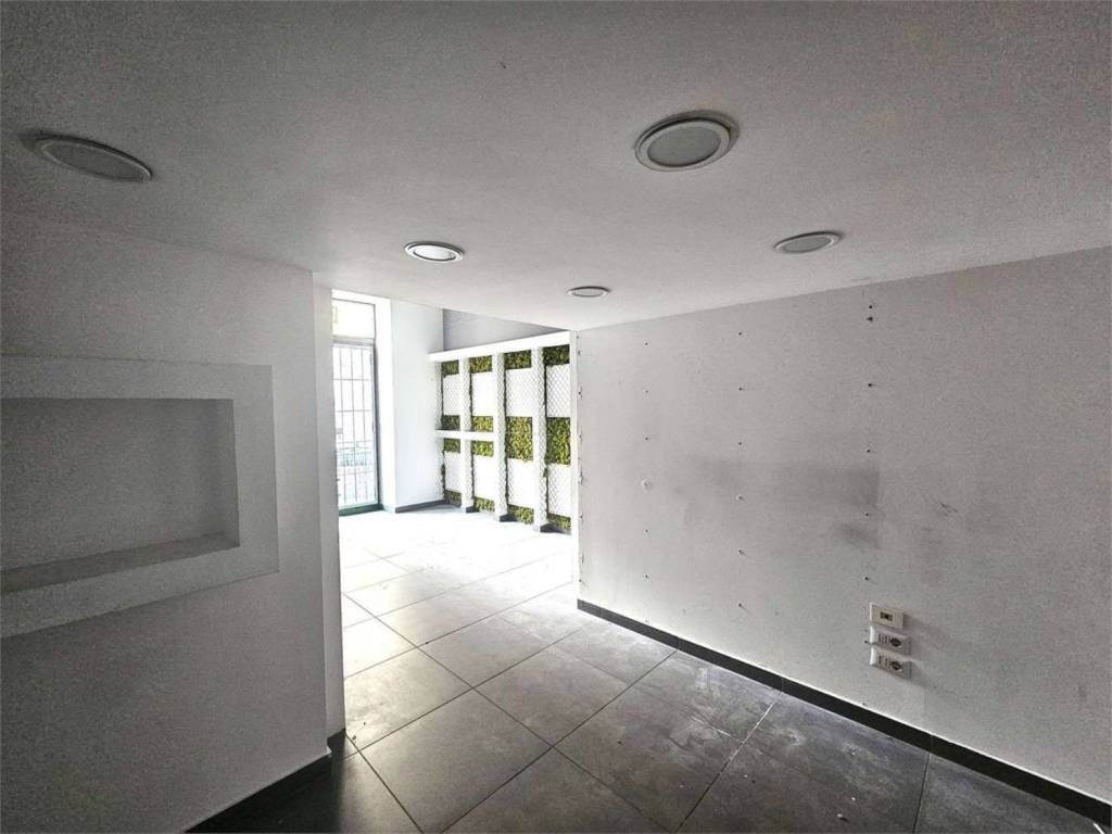 negozio in affitto a Napoli in zona Vomero
