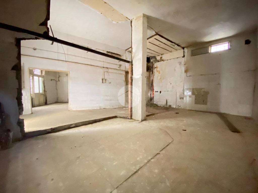 negozio in affitto a Napoli in zona Fuorigrotta
