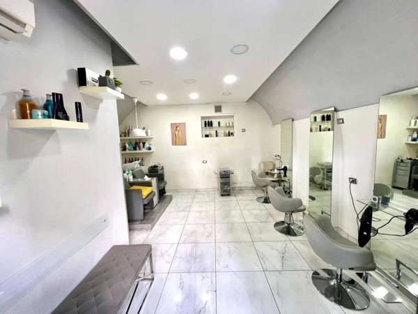 locale commerciale in affitto a Napoli in zona Vomero