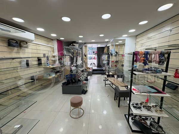 negozio in affitto a Napoli