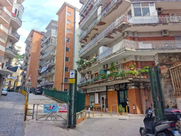 negozio in affitto a Napoli in zona Vomero