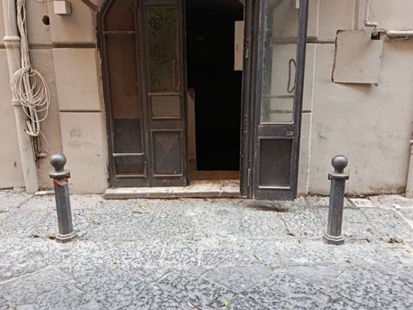 negozio in affitto a Napoli in zona Chiaia