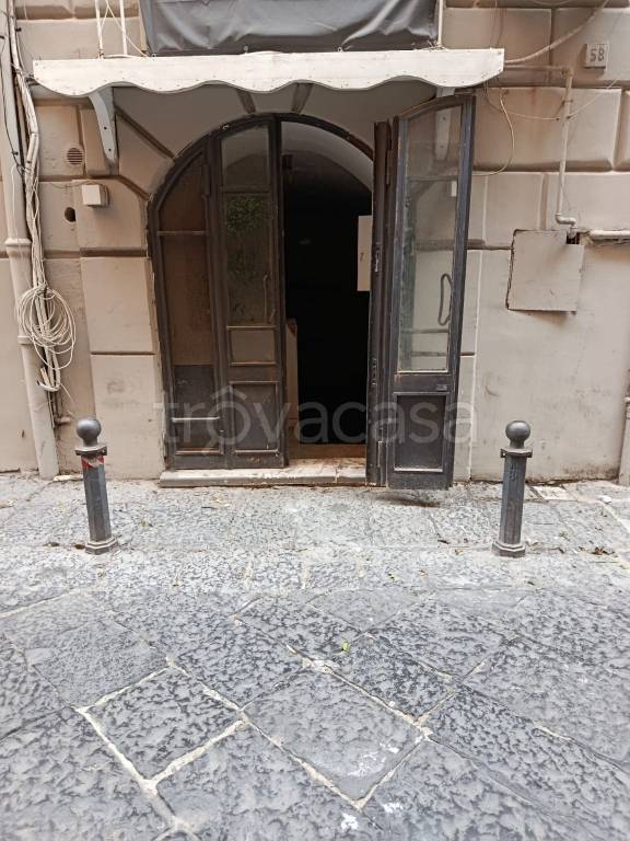 negozio in affitto a Napoli in zona Chiaia