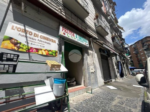 negozio in affitto a Napoli in zona San Carlo all'Arena