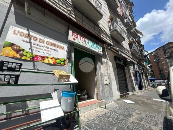 negozio in affitto a Napoli in zona San Carlo all'Arena
