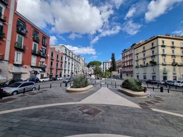 negozio in affitto a Napoli in zona Chiaia