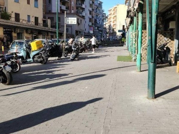 negozio in affitto a Napoli in zona Fuorigrotta