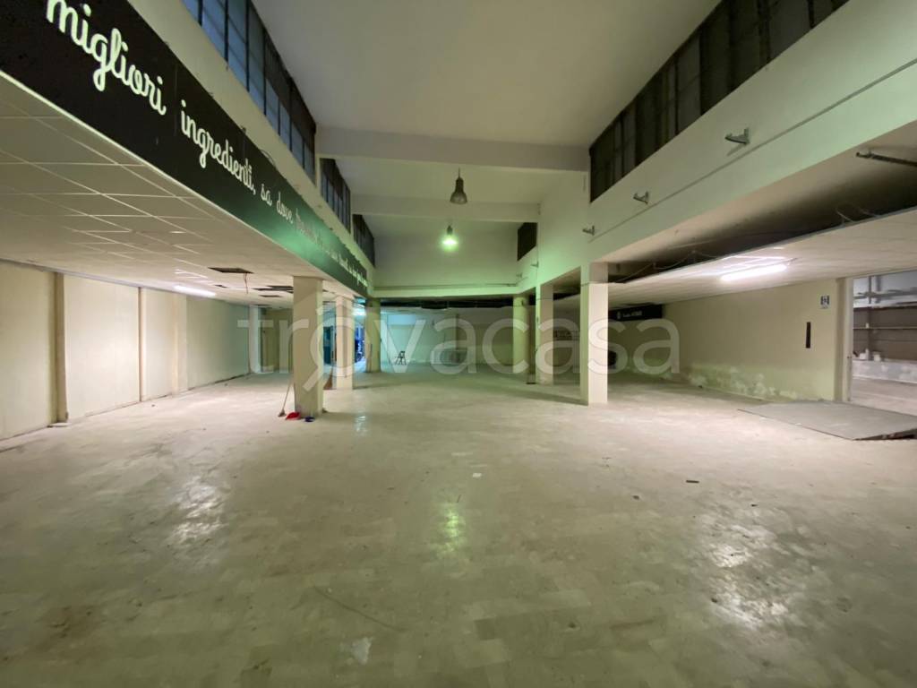 negozio in affitto a Napoli in zona Zona Industriale-Ferrovia