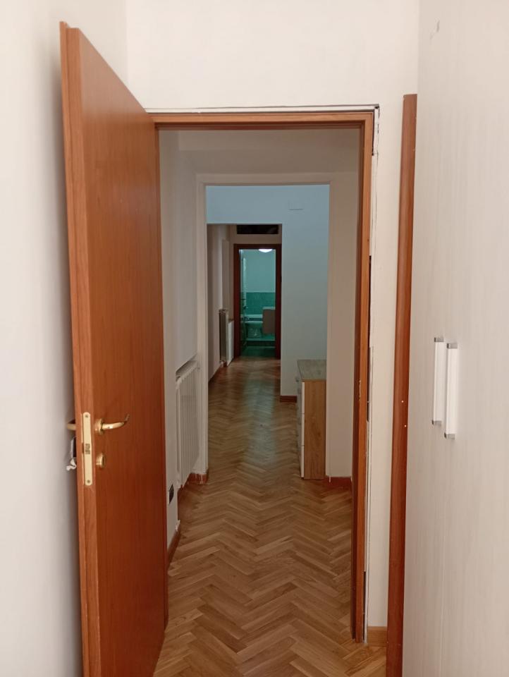 negozio in affitto a Napoli in zona Vomero