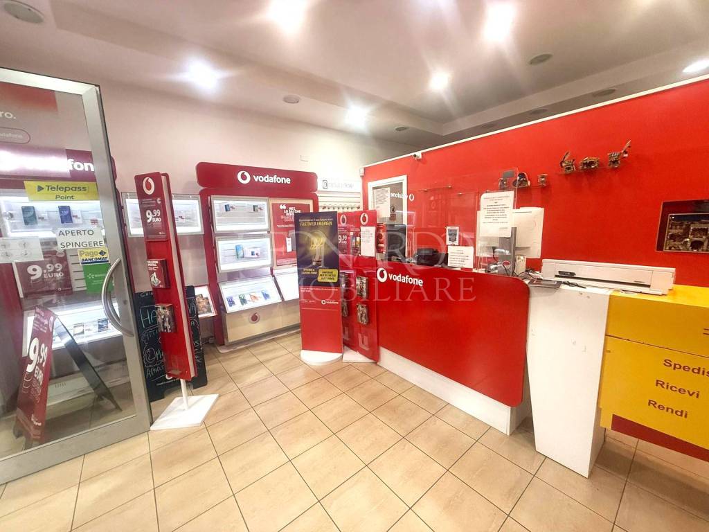 negozio in affitto a Napoli in zona Mercato