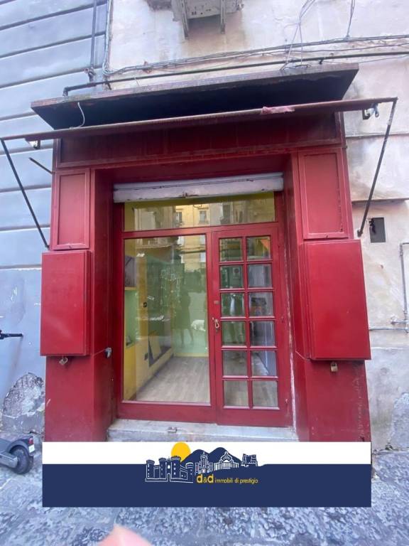 negozio in affitto a Napoli in zona Chiaia