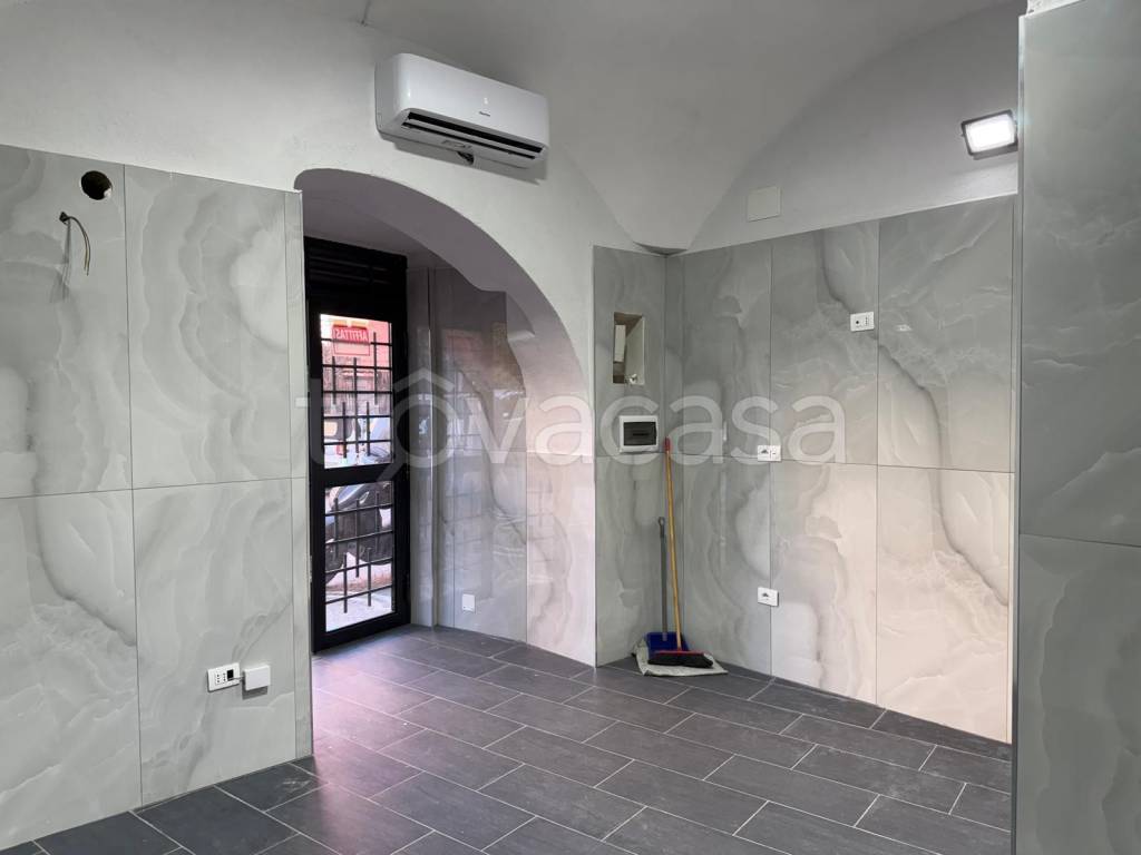 negozio in affitto a Napoli in zona Barra