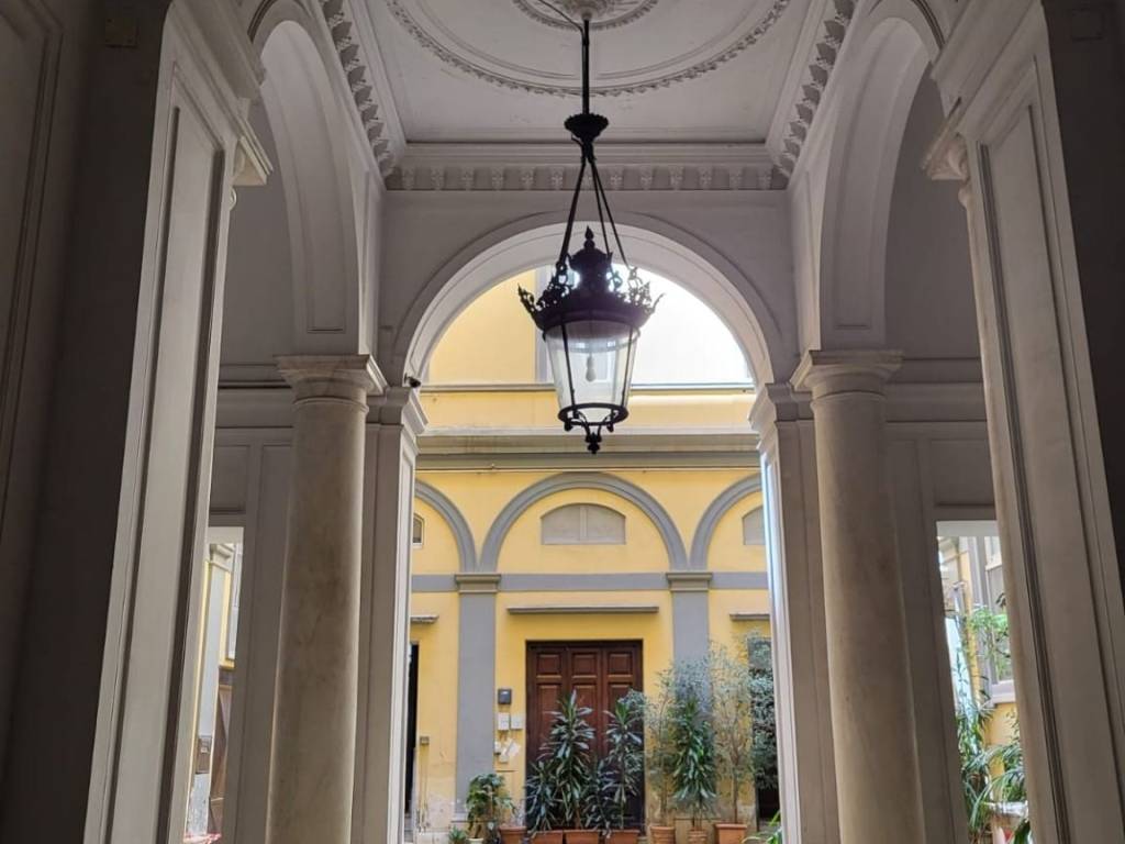 appartamento in affitto a Napoli in zona Chiaia