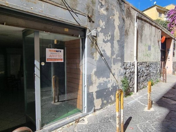 negozio in affitto a Napoli in zona Arenella