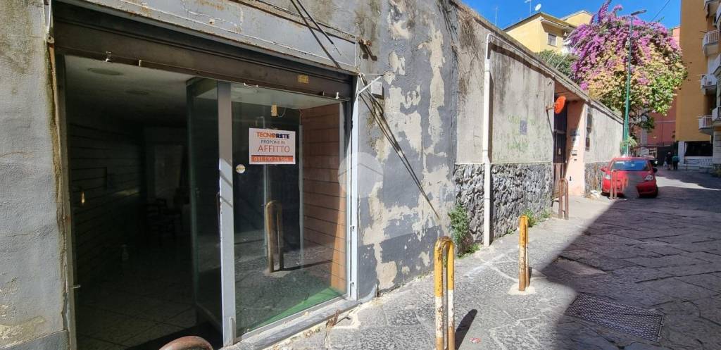 negozio in affitto a Napoli in zona Arenella