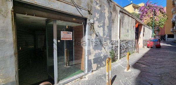 locale commerciale in affitto a Napoli in zona Arenella