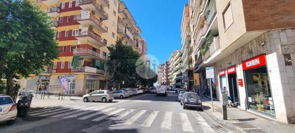 locale commerciale in affitto a Napoli in zona Vomero
