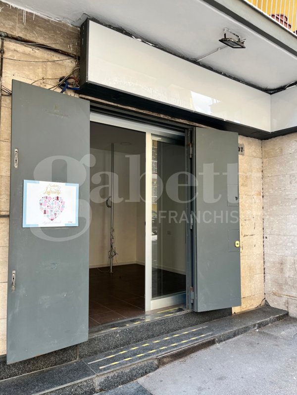 negozio in affitto a Napoli in zona Arenella