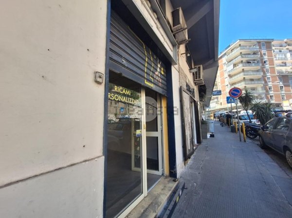 locale commerciale in affitto a Napoli in zona Arenella