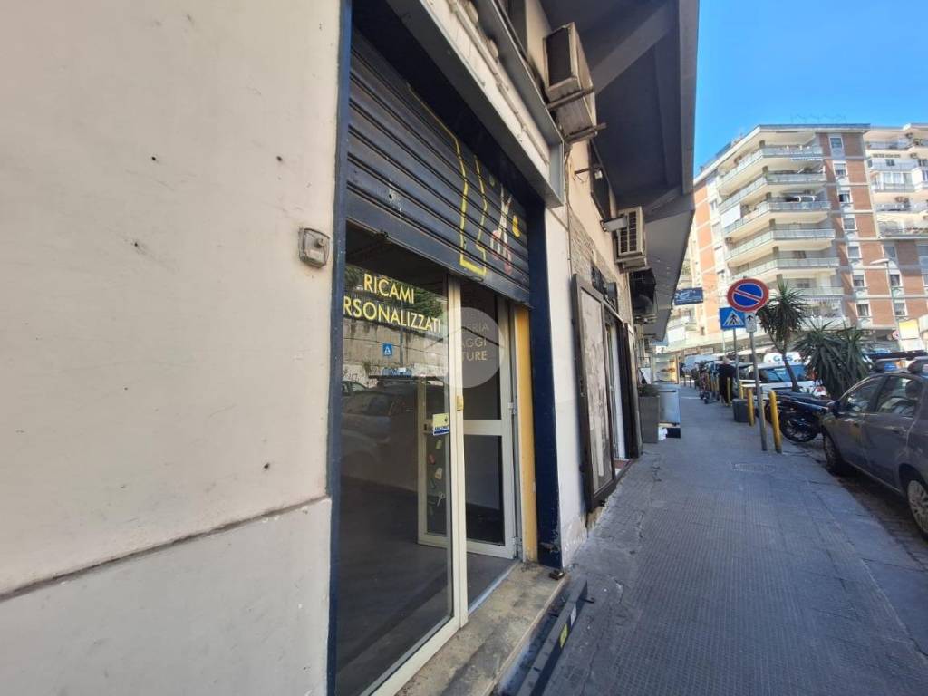 negozio in affitto a Napoli