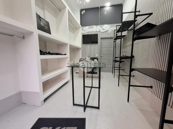 negozio in affitto a Napoli in zona Arenella