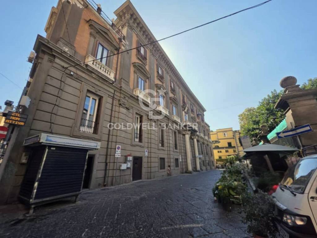 negozio in affitto a Napoli in zona Chiaia