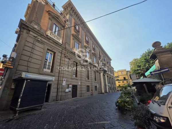 locale commerciale in affitto a Napoli in zona Chiaia