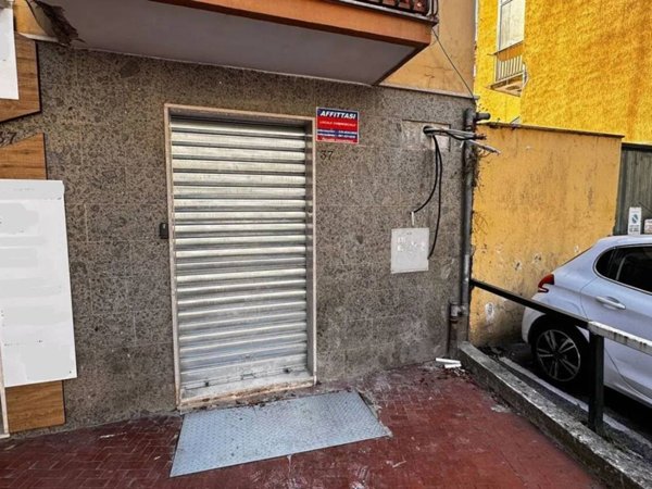 negozio in affitto a Napoli in zona Vomero