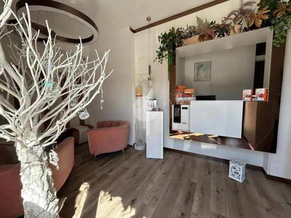 negozio in affitto a Napoli in zona Zona Industriale-Ferrovia