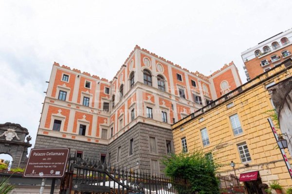 appartamento in affitto a Napoli in zona Chiaia