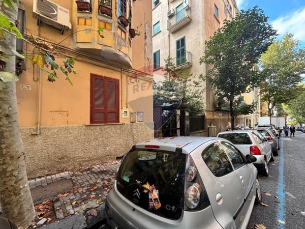 locale commerciale in affitto a Napoli in zona Vomero