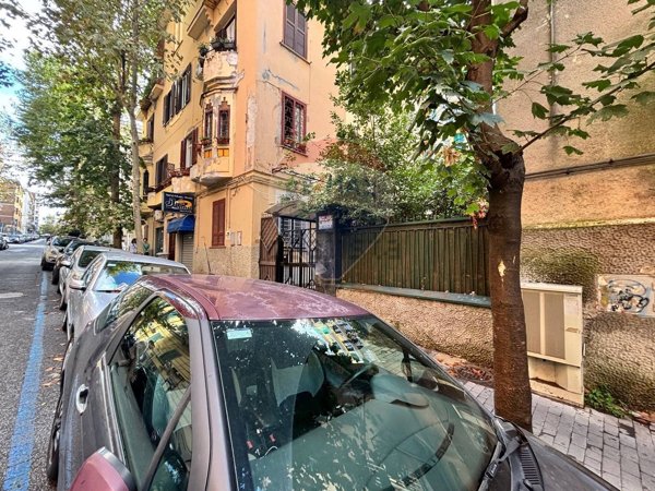 locale commerciale in affitto a Napoli in zona Vomero