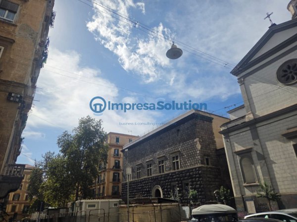 negozio in affitto a Napoli in zona Stella