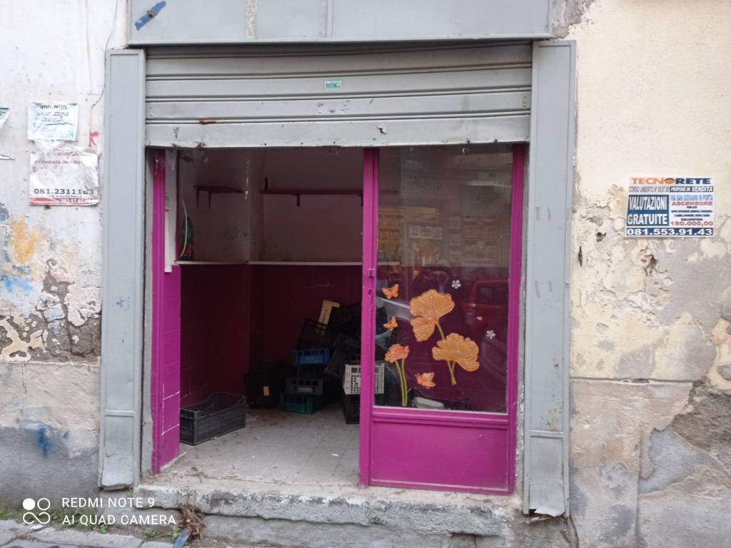 negozio in affitto a Napoli in zona Stella