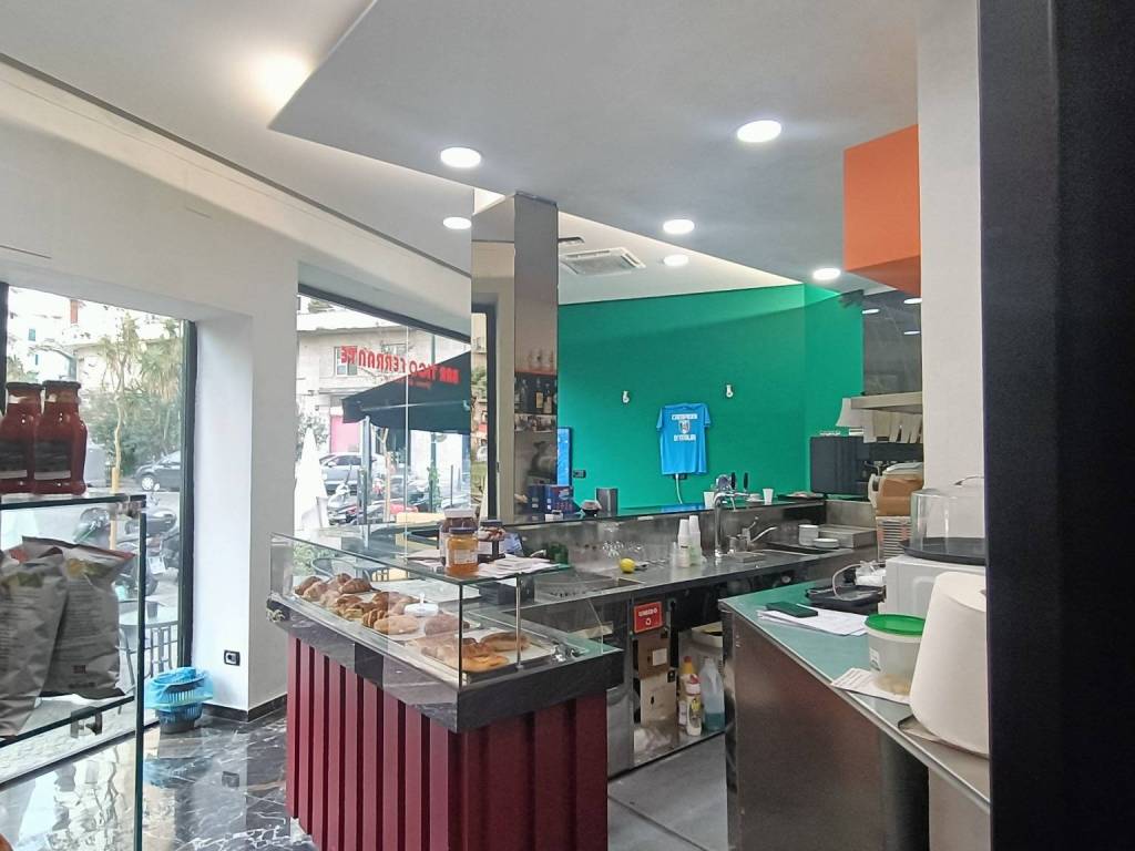 negozio in affitto a Napoli in zona Vomero