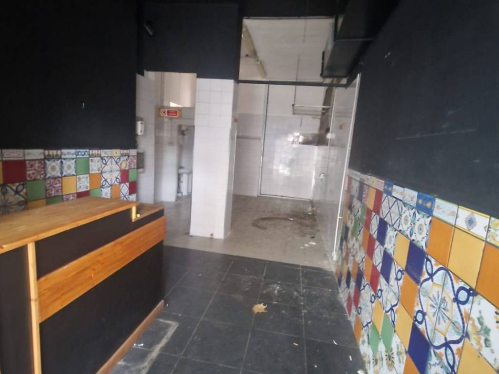 negozio in affitto a Napoli in zona Arenella