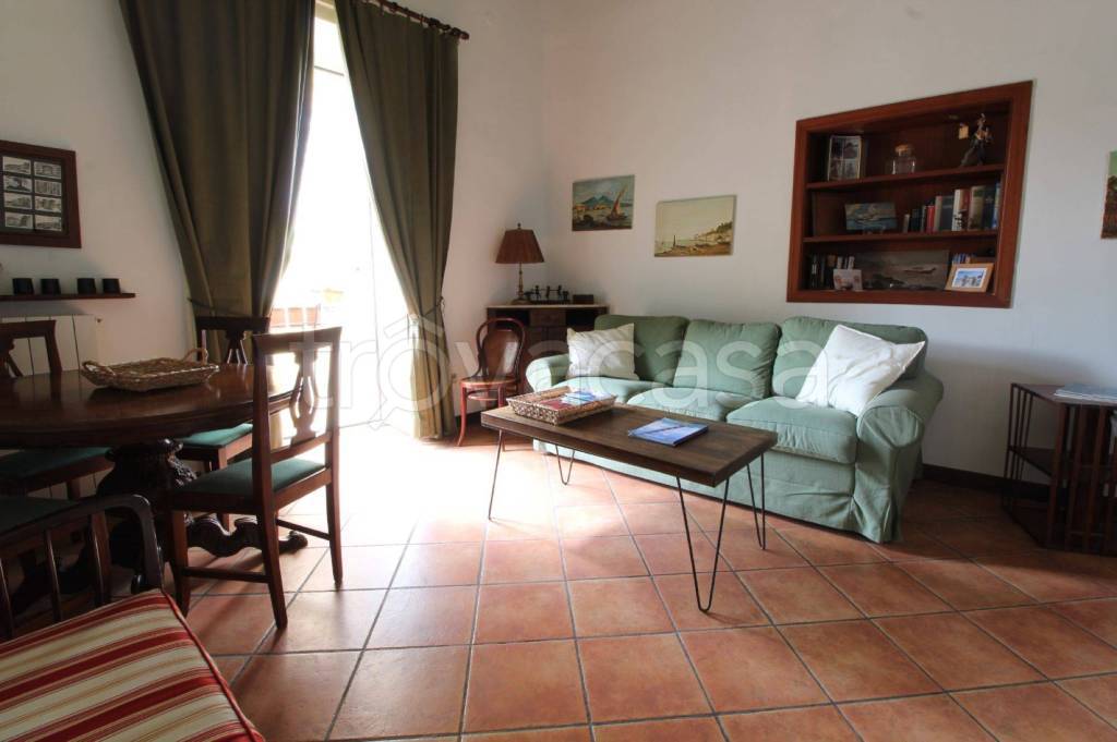 appartamento in affitto a Napoli in zona Chiaia