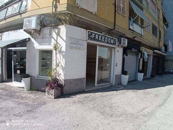 negozio in affitto a Napoli in zona Fuorigrotta