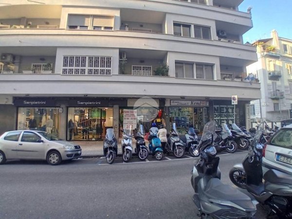 negozio in affitto a Napoli in zona Vomero