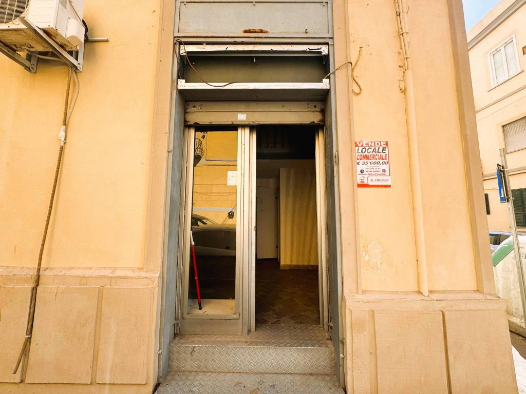 negozio in affitto a Napoli in zona Bagnoli