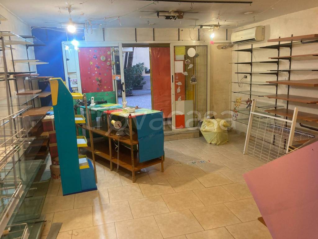 negozio in affitto a Napoli in zona Vomero