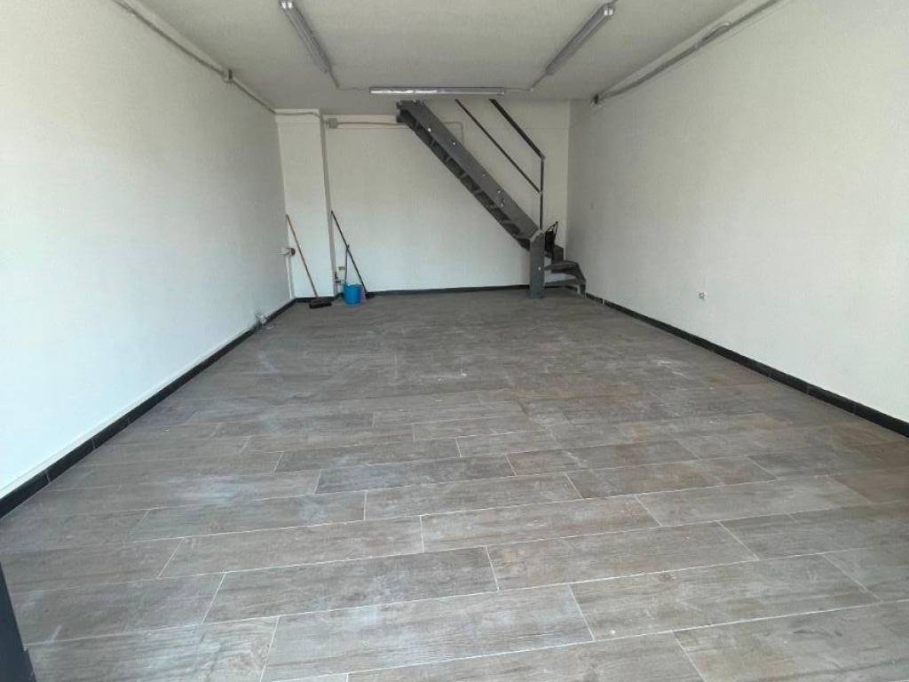 negozio in affitto a Napoli in zona Chiaia