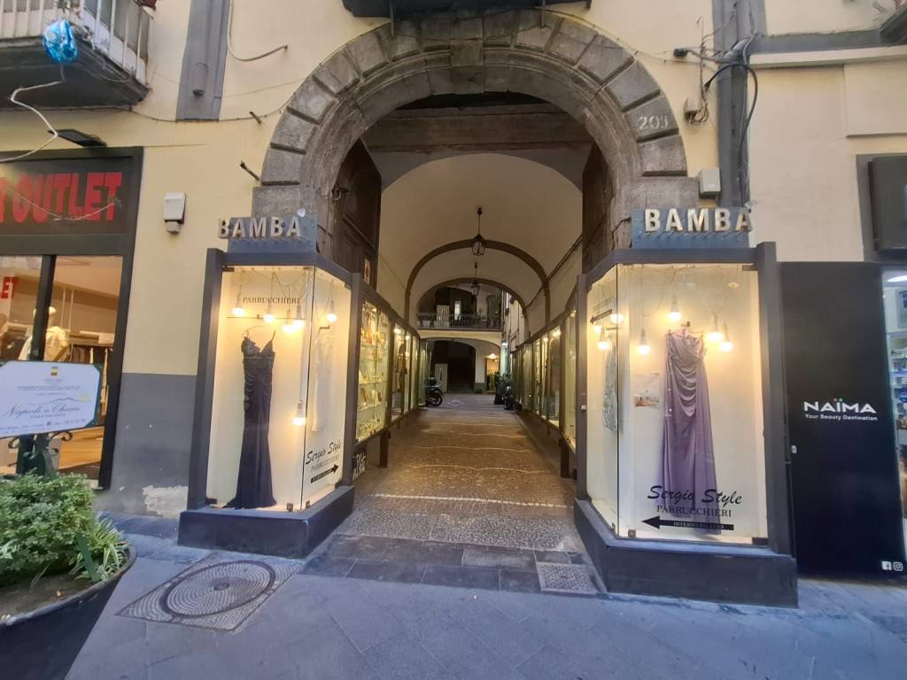 negozio in affitto a Napoli in zona Chiaia