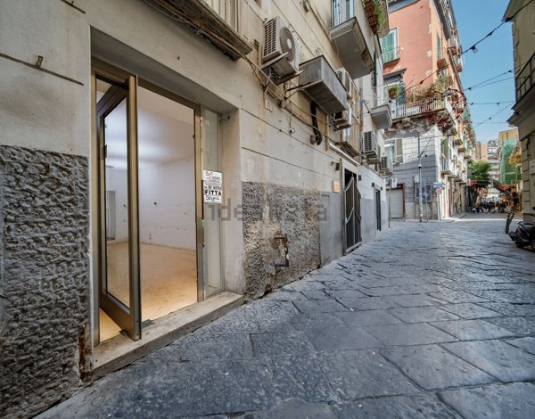 negozio in affitto a Napoli in zona Chiaia