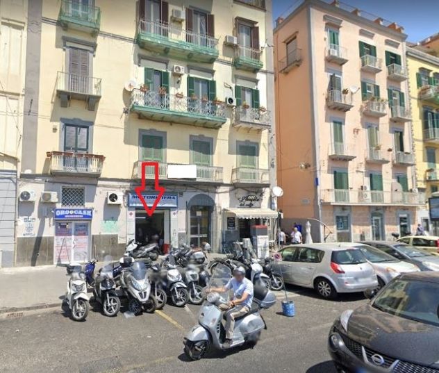 negozio in affitto a Napoli in zona Chiaia