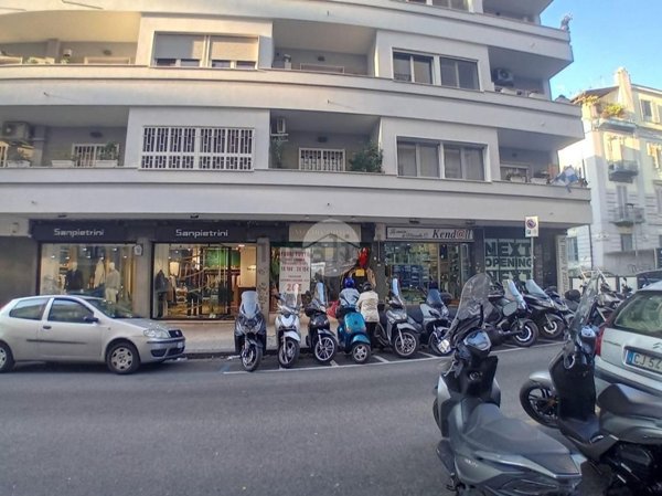 locale commerciale in affitto a Napoli in zona Vomero