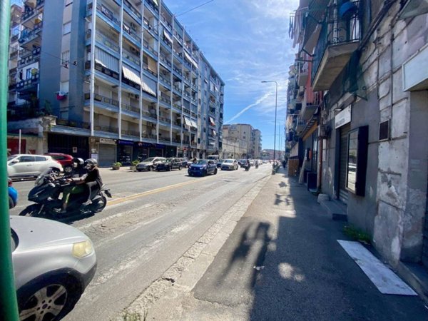 negozio in affitto a Napoli in zona Stella