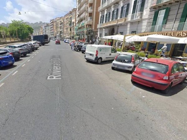 negozio in affitto a Napoli in zona Chiaia